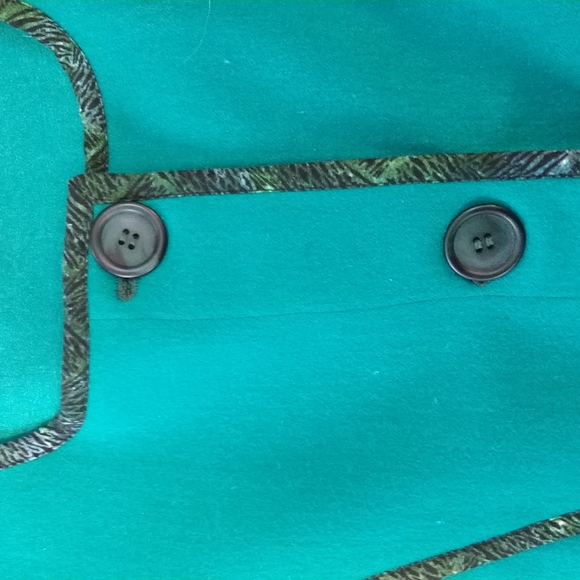 Artisan made wool vest with contrast trim - Picture 7 of 7